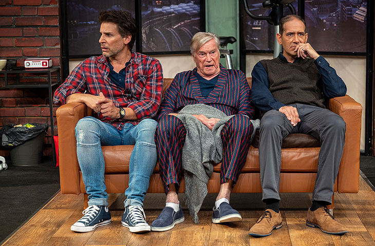 Weisse Turnschuhe Florian Odendahl , Jochen Busse, Claus Thull-Emden (©Foto Jennifer Zumbusch)